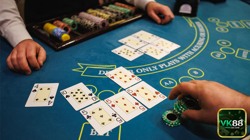 Blackjack là game bài chiến thuật, đòi hỏi người chơi tính toán để đạt gần 21 điểm nhất