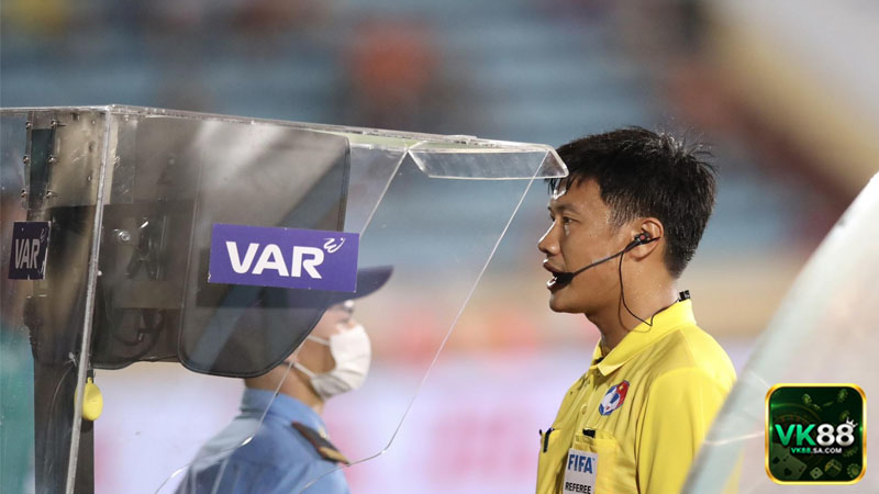 VAR khiến tỷ lệ kèo phạt đền thay đổi liên tục, đặc biệt trong live betting, tạo ra cả cơ hội và rủi ro cho người chơi